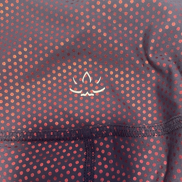 NWOT Pink Metallic/Black Beyond Yoga Leggings - Picture 4 of 4